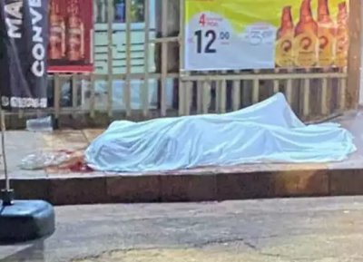 Corpo de Gabriel cado em frente ao bar onde foi executado. (Foto: Direto das Ruas)