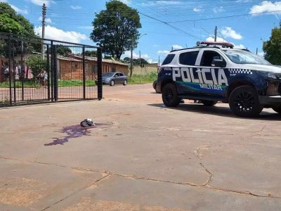 Viatura da Polcia Militar e marcas de sangue no local onde Albyna foi morta. (Foto: Ana Paula Chuva)