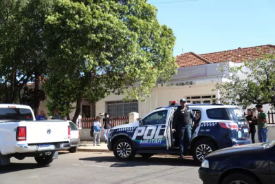 Viatura da PM em frente  escola onde ocorreram os fatos. (Foto: Alex Machado)