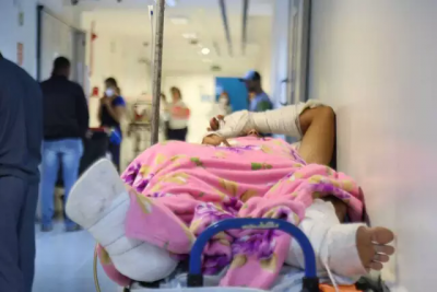 Pacientes vtimas de acidentes de trnsito so dos que mais superlotam o hospital. (Foto: Alex Machado)