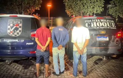 Teodoro, de camiseta branca, entre outros dois presos pelo Batalho de Choque. (Foto: Reproduo)