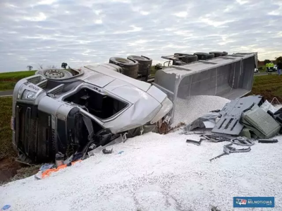 Carga ficou espalhada e a cabine completamente destruda (Foto: Reproduo/MilNotcias)