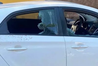 Carro foi encontrado com os vidros quebrados e marcas de sangue do lado do passageiro (Foto: Direto das Ruas)