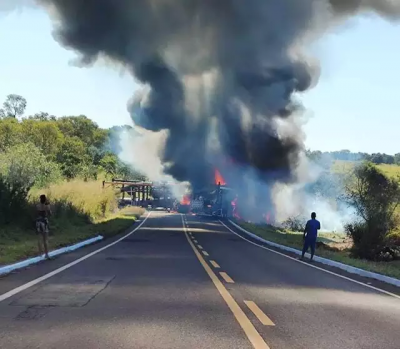 Caminhes pegando fogo aps coliso em Santa Rita do Pardo. (Foto: Cenrio MS)