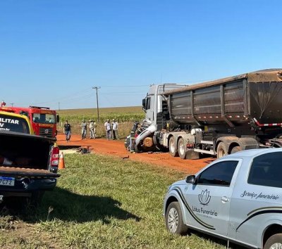 Bombeiros tentam desencarcerar veculo atingido por carreta (Foto: Hosana de Lourdes)