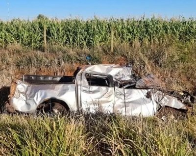 Hilux conduzida pela estudante ficou destruda aps capotar. (Foto: Ponta Por News)