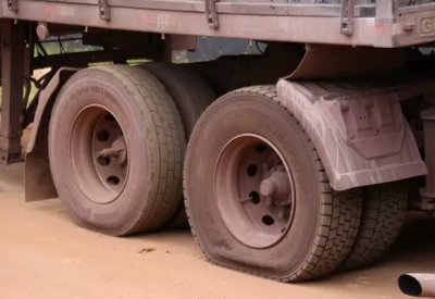 Pneus onde droga estava escondida. Carreta foi apreendida e est na Denar. (Foto: Alex Machado)