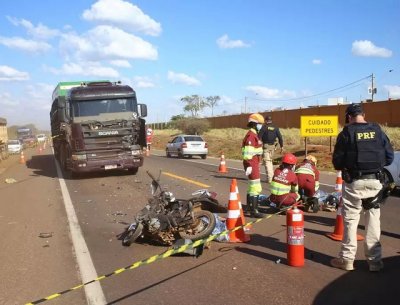 Moto destruda, caminho envolvido em acidente e socorristas da CCR MSVia. (Foto: Paulo Francis)