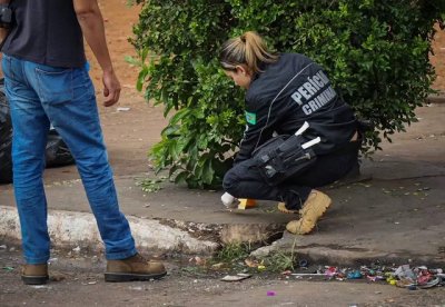 Percia no local onde ocorreu homicdio na madrugada deste domingo. (Foto: Henrique Kawaminami)