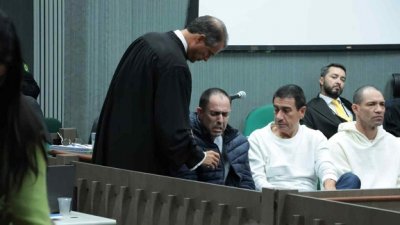 Jamil Name Filho chora e  consolado por advogado de defesa ao lado de Vladenilson e Marcelo Rios. (Ksie Aino, Midiamax)