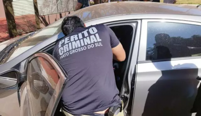 Perito examina HB20 estacionado em frente ao local onde mdico foi morto (Foto: Adilson Domingos)