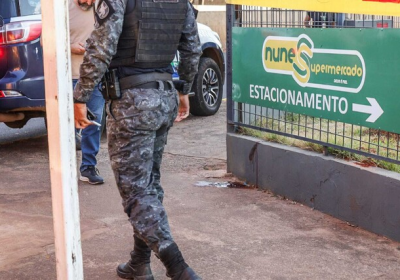 Sangue e policial no local do homicdio na manh desta segunda-feira. (Foto: Henrique Kawaminami)