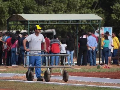 Gabriel empurrando de volta o carrinho que levou corpo do amigo Bruno (Foto: Marcos Maluf)