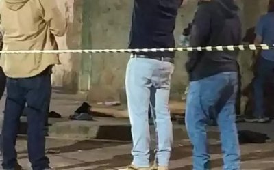 Homem cado morto em calada do Bairro Portal Caiob. (Foto: Direto das Ruas)