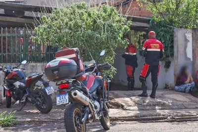 Bombeiros no imvel onde homem foi encontrado morto.