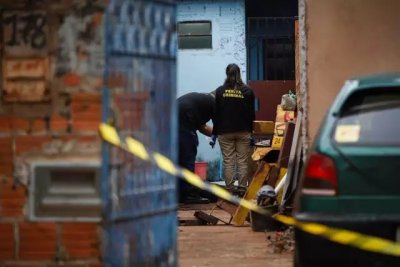 Percia no local onde jovem foi assassinado na madrugada deste domingo (27). (Foto: Henrique Kawaminami)