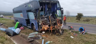 Aps coliso, nibus ficou com a frente destruda (Foto: Elenize Olveira/Cenrio MS)