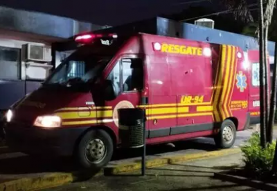 Unidade de resgate durante transporte de mecnico at o Hospital Vida, em Dourados. (Foto: Leandro Hoslsback)