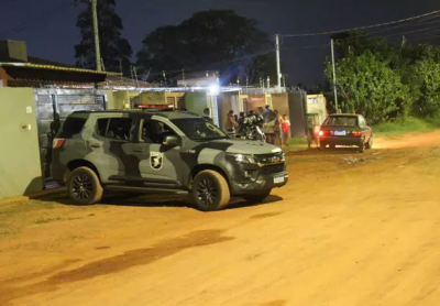 Viatura do Choque em frente ao local onde assaltante trocou tiros com policiais. (Foto: Juliano Almeida)