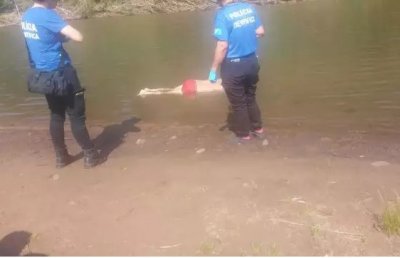 Um dos corpos na margem do Rio Nioaque (Foto: Jardim News)