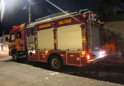 Viatura do Corpo de Bombeiros Militar em frente a residncia da vtima. (Foto: Juliano Almeida)