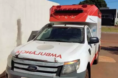 Ambulncia estava com cap amassado e foi furtada durante a madrugada (Foto: Divulgao)