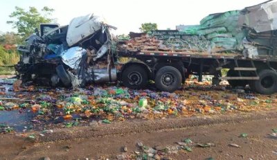 O motorista da carreta carregada de refrigerante morreu (Foto: Direto das Ruas)