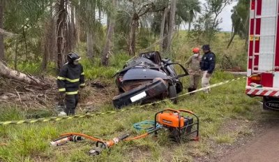 Palio ficou totalmente destrudo e vtima ficou prensada nas ferragens (Foto: Jardim MS News)