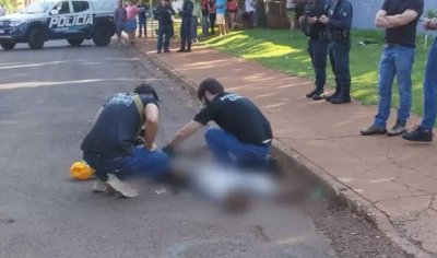 Corpo da vtima, peritos e policiais no local do assassinato. (Foto: Adilson Domingos)