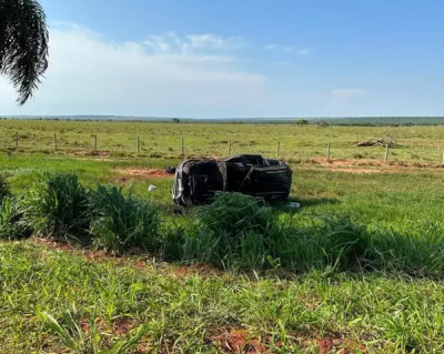 Veculo ficou com a parte dianteira destruda. (Foto: Reproduo/Jornal da Nova)