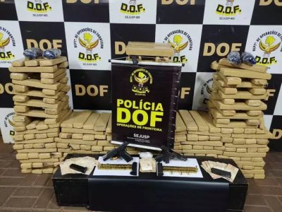 Pacotes de drogas, pistolas e munies apreendidos com policial penal e o filho (Foto: Divulgao)