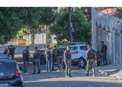 Movimentao de policias na Travessa Dona Sabina (Foto: Marcos Maluf)