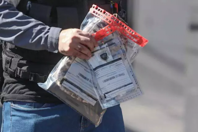 Pistola e poro de maconha apreendidas dentro do carro que os suspeitos ocupavam (Foto: Marcos Maluf)