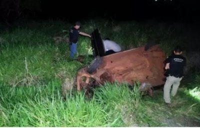 Carro capotado aps bater em coqueiro. (Foto: Ligado na Notcia)