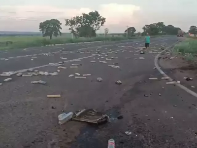 Entorpecente ficou espalhado na pista da MS-154. (Foto: Reproduo/PMR)