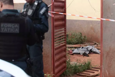 Policiais militares em frente a casa onde homem foi encontrado morto (Foto: Marcos Maluf)