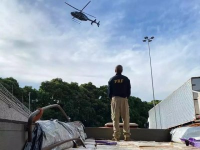 Helicptero da Polcia Rodoviria Federal sobrevoa carga de maconha apreendida. (Foto: Reproduo/PRF)