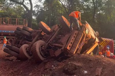 Caminho tombado e bombeiros no local fazendo o trabalho de resgate. (Foto: Divulgao)