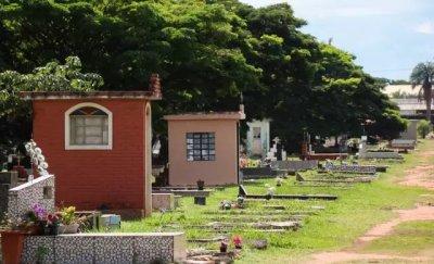 Tmulos no cemitrio Cruzeiro, em Campo Grande (Foto: Henrique Kawaminami)