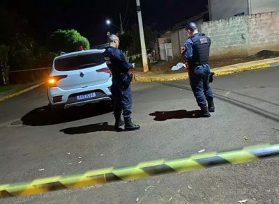 Mulher foi atacada com golpes de faco e morreu em esquina perto de casa. (Foto: Direto das Ruas)