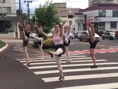 Bailarinas se apresentam em avenida de Campo Grande  Foto: Alexia Schumacher/ TV Morena
