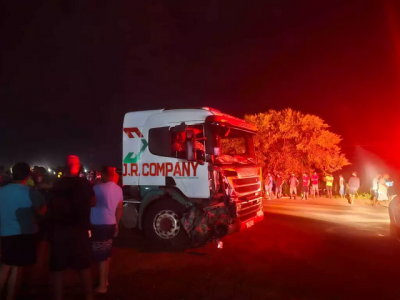 Carreta envolvida no acidente ficou com a frente danificada (Foto: Ribas Ordinário)