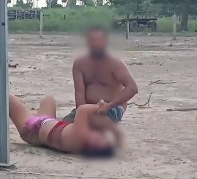 Homem aparece em vídeo agredindo a mulher (Foto: reprodução / vídeo)