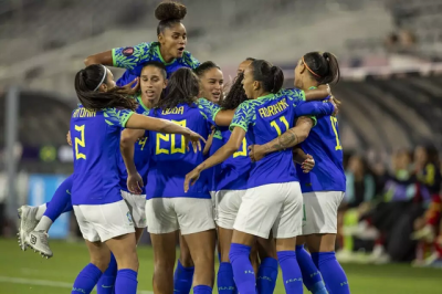 Jogadoras da Seleo Brasileira de futebol feminino comemorando gol (Foto: Leandro Lopes/CBF)