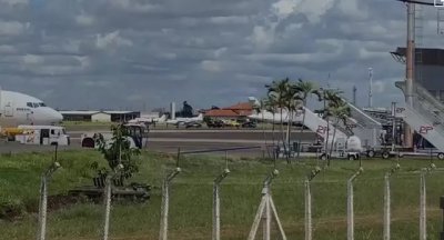 Aeronave que trouxe Chiquinho Brazo na pista do aeroporto (Foto: Antonio Bispo)