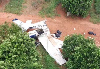 Avio destrudo aps pouso forado em estrada no interior de So Paulo (Foto: Divulgao | FAB)
