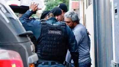 Momento que policiais do Batalho de Choque levam suspeito da casa dele para a Deam (Foto: Alex Machado)