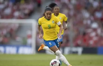 Atacante Debinha conduzindo a bola com a camisa da Seleo Brasileira (Foto: Lucas Figueiredo/CBF)