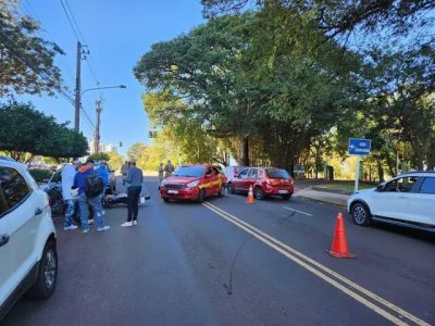 Veculos em frente a entrada do Parque das Naes (Foto: Geniffer Valeriano)