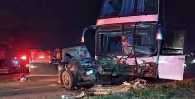 O carro de passeio e a frente do nibus ficaram destrudos (Foto: reproduo / Ligado na Notcia)